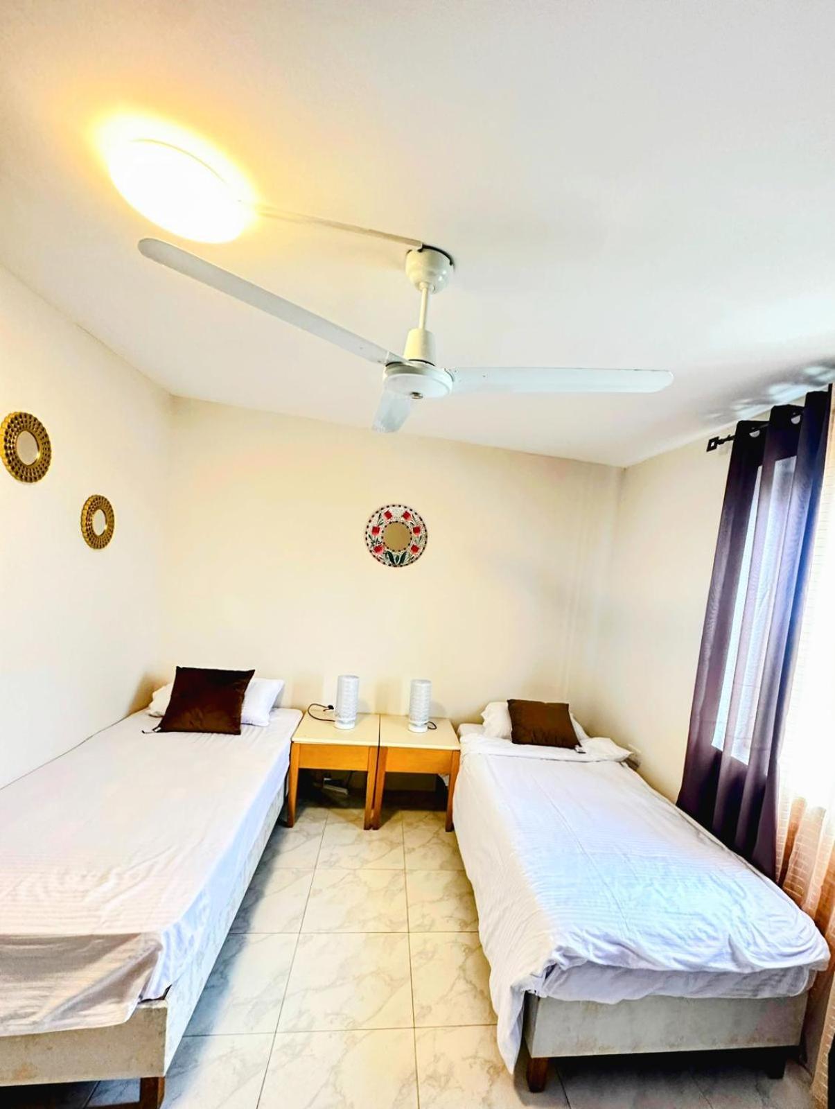 Twin With Private Bathroom Guest house *